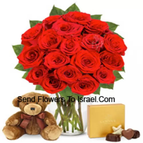 12 roses rouges avec quelques fougères dans un vase en verre accompagnées d'une boîte de chocolats importés et d'un mignon ours en peluche brun de 12 pouces de hauteur