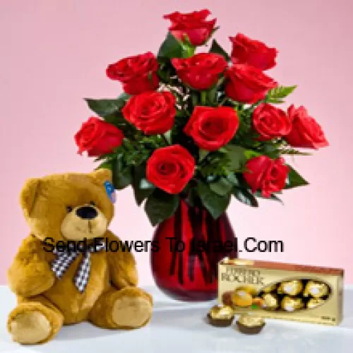 12 Roses rouges avec des fougères dans un vase en verre, un mignon ours en peluche brun de 12 pouces de hauteur et une boîte de 16 chocolats Ferrero Rocher