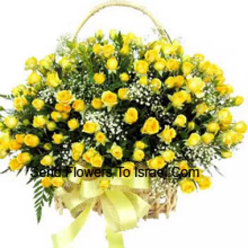 Un magnifique arrangement de 100 roses jaunes avec des garnitures saisonnières