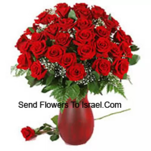 40 roses rouges et des remplisseurs saisonniers dans un vase en verre