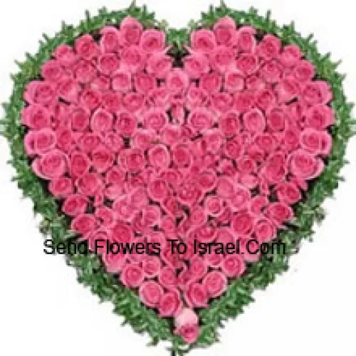 Arrangement en forme de cœur de 100 roses roses